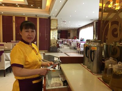年輕面孔難覓，銀發(fā)身影成景 餐飲業(yè)服務(wù)崗的“年齡斷層”與轉(zhuǎn)型